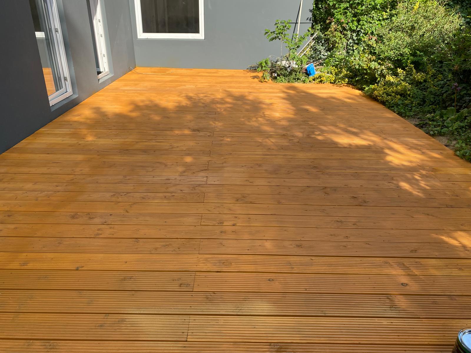 Fertige Holzterrasse im Garten