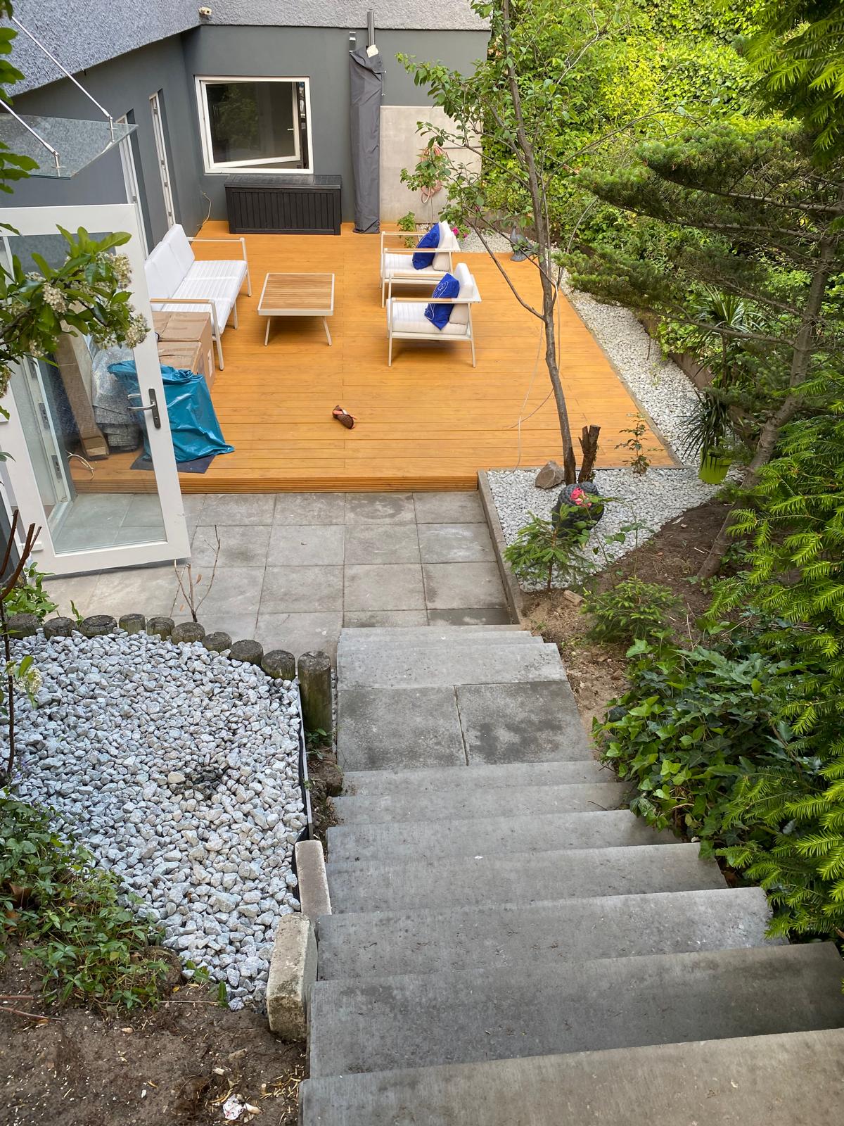 Gartenanlage mit Terrasse und Stufen
