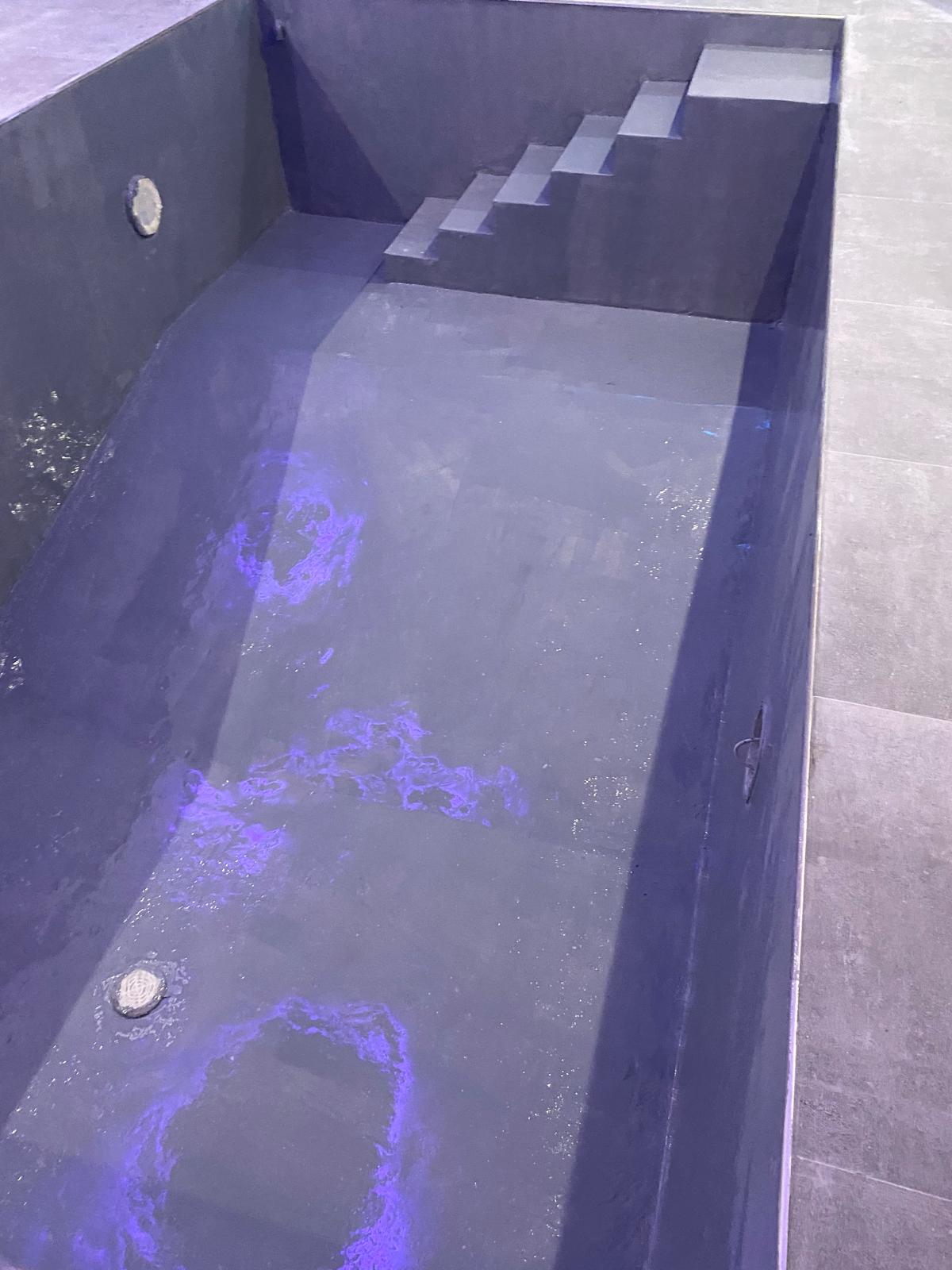 Pool mit Treppen und Beleuchtung