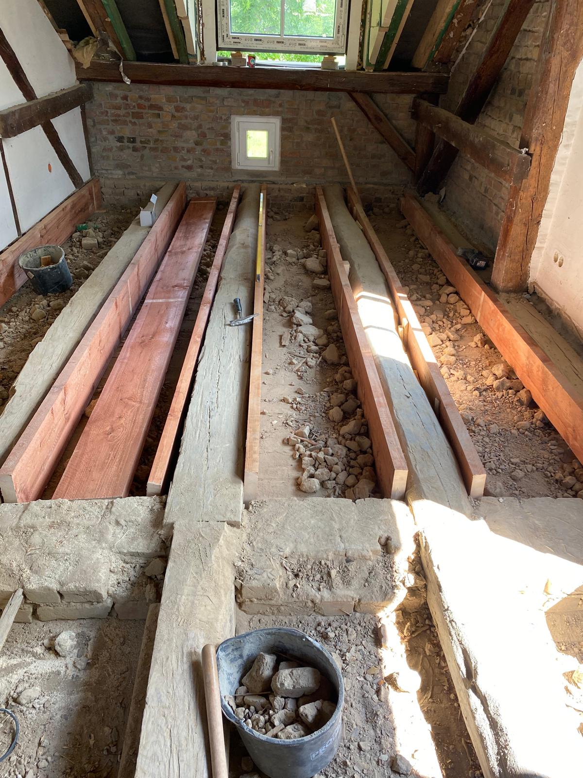 Altbau mit freigelegten Holzbalken