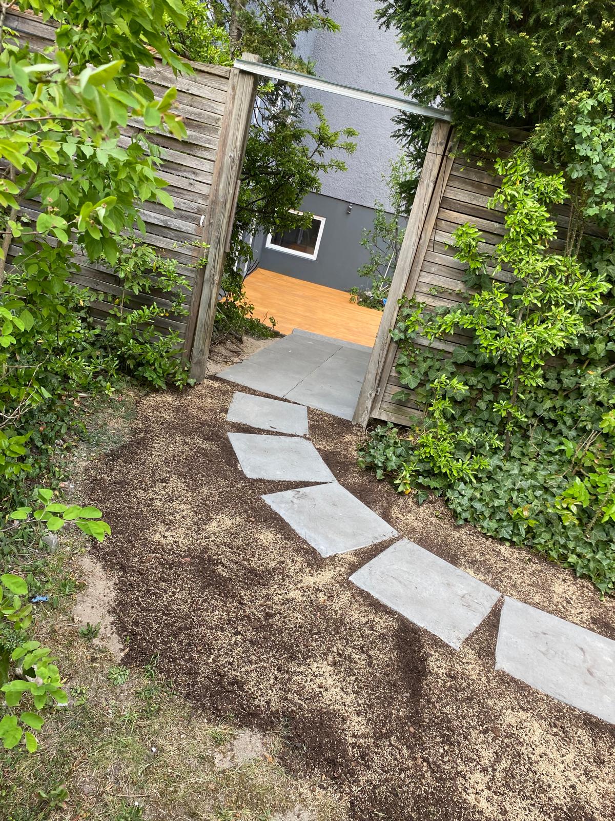 Gartenweg mit Steinplatten