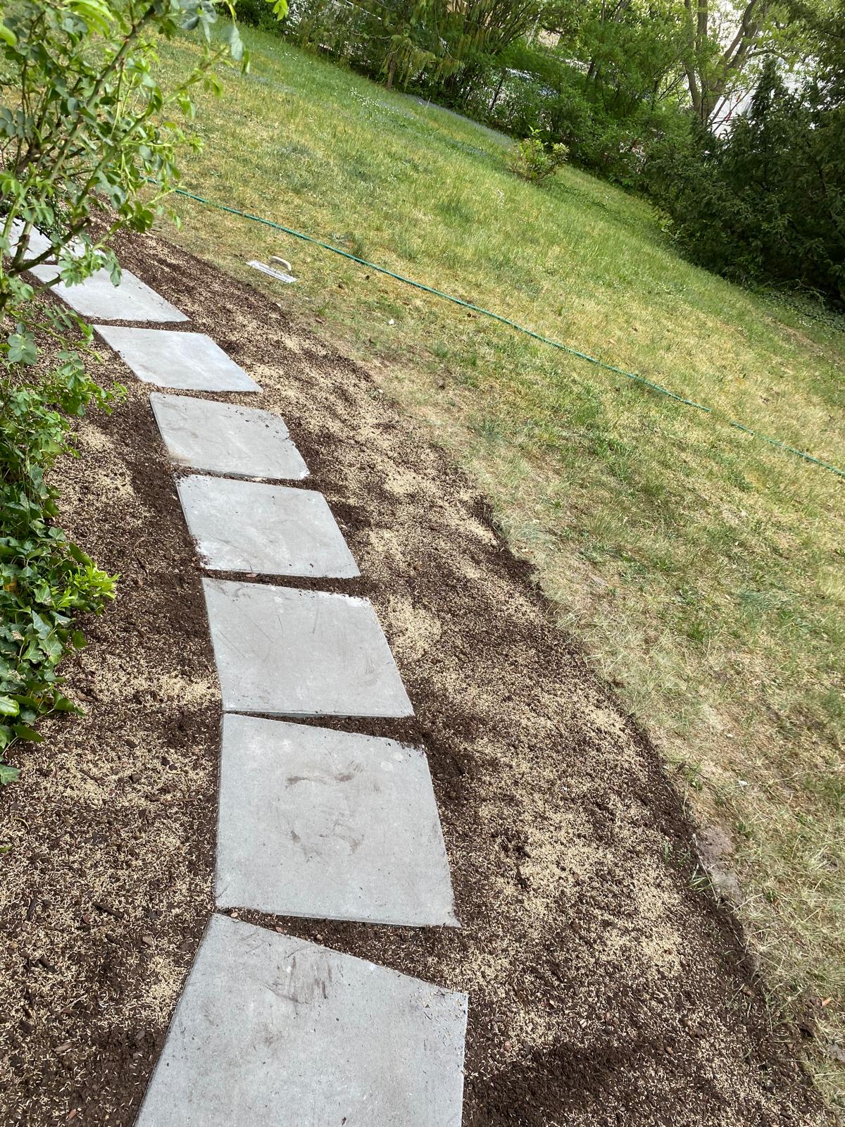 Gartenweg mit Platten