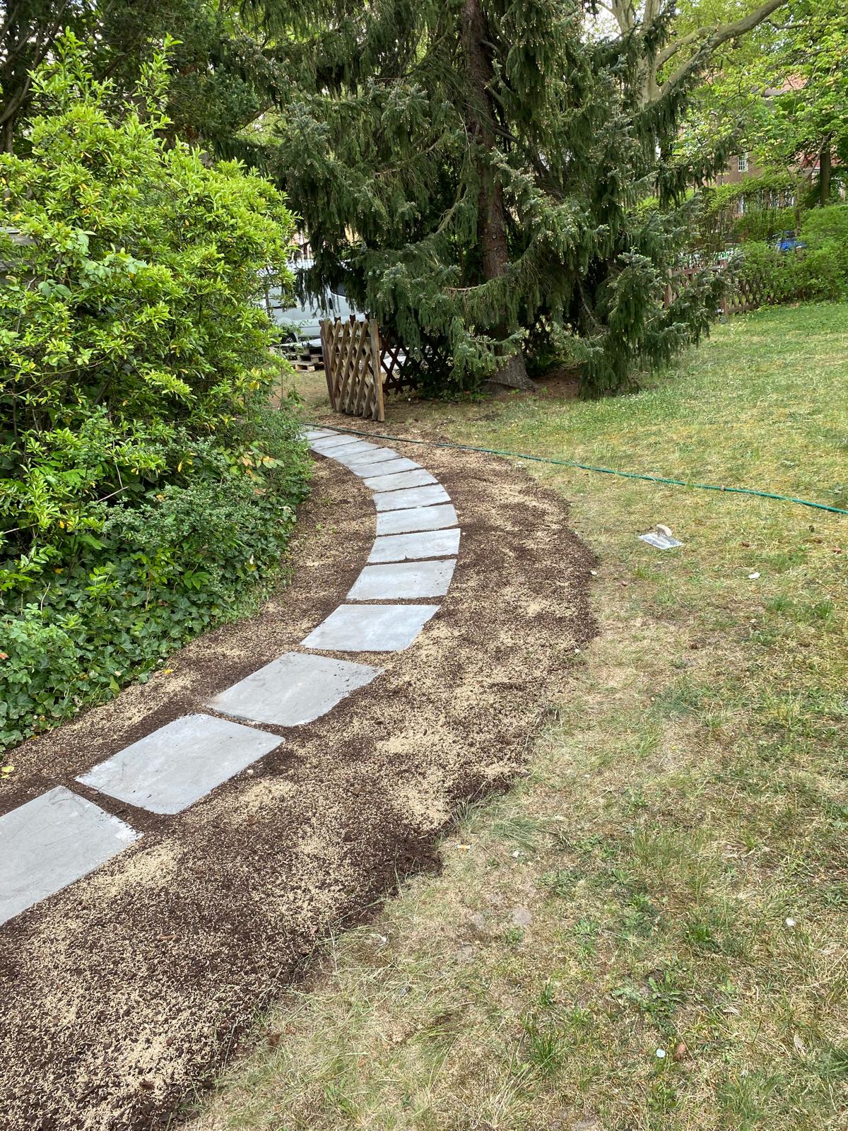 Geschwungener Gartenweg