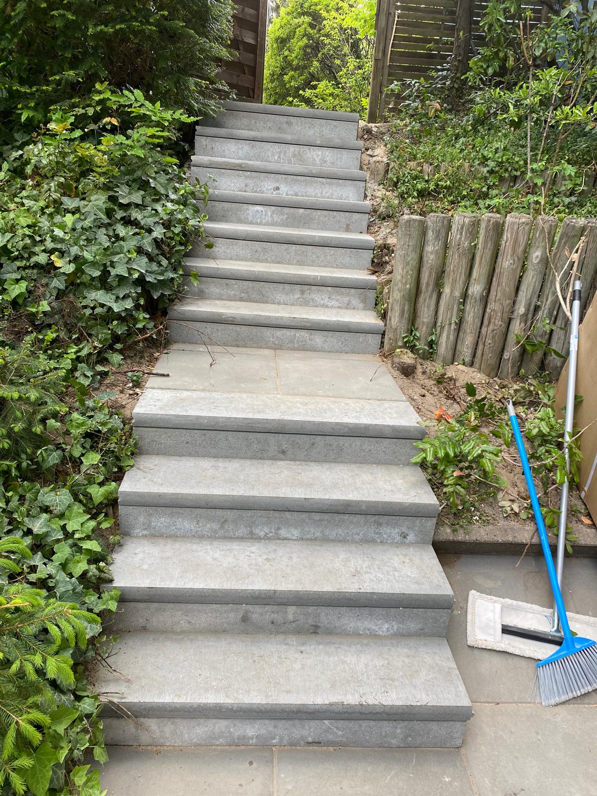 Außentreppe mit Steinplatten