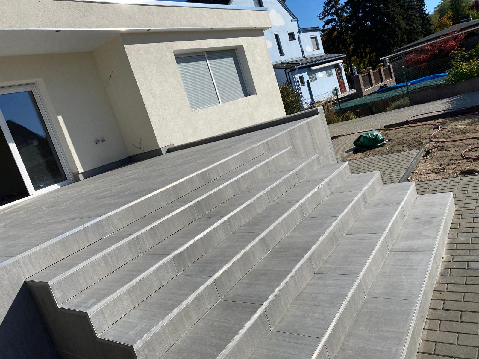 Geflieste Außentreppe und Terrassenbereich