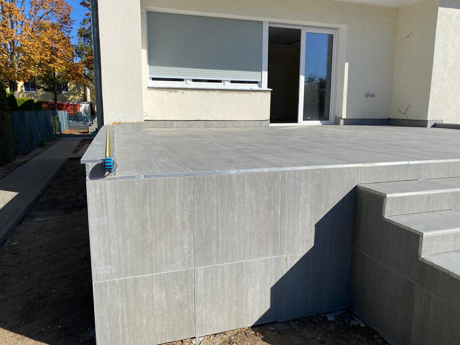 Außenbereich mit Treppe und Platten