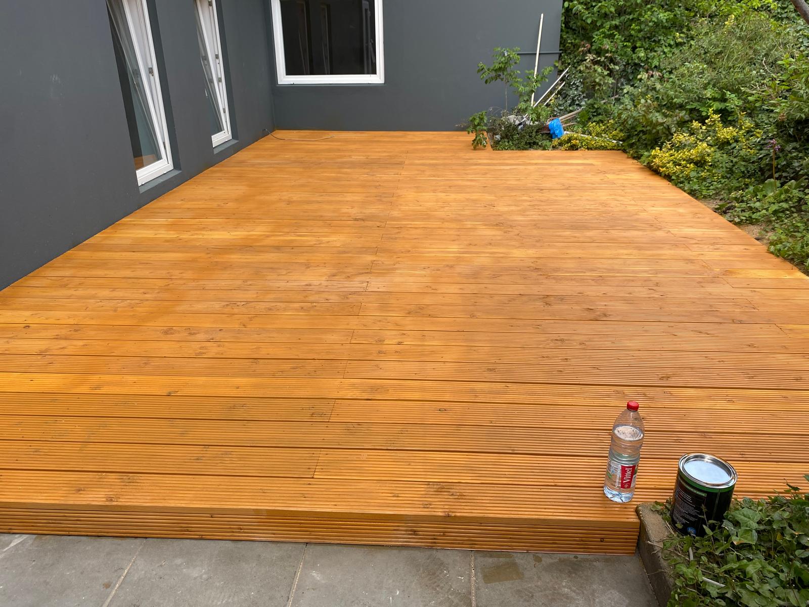 Große Holzterrasse im Außenbereich