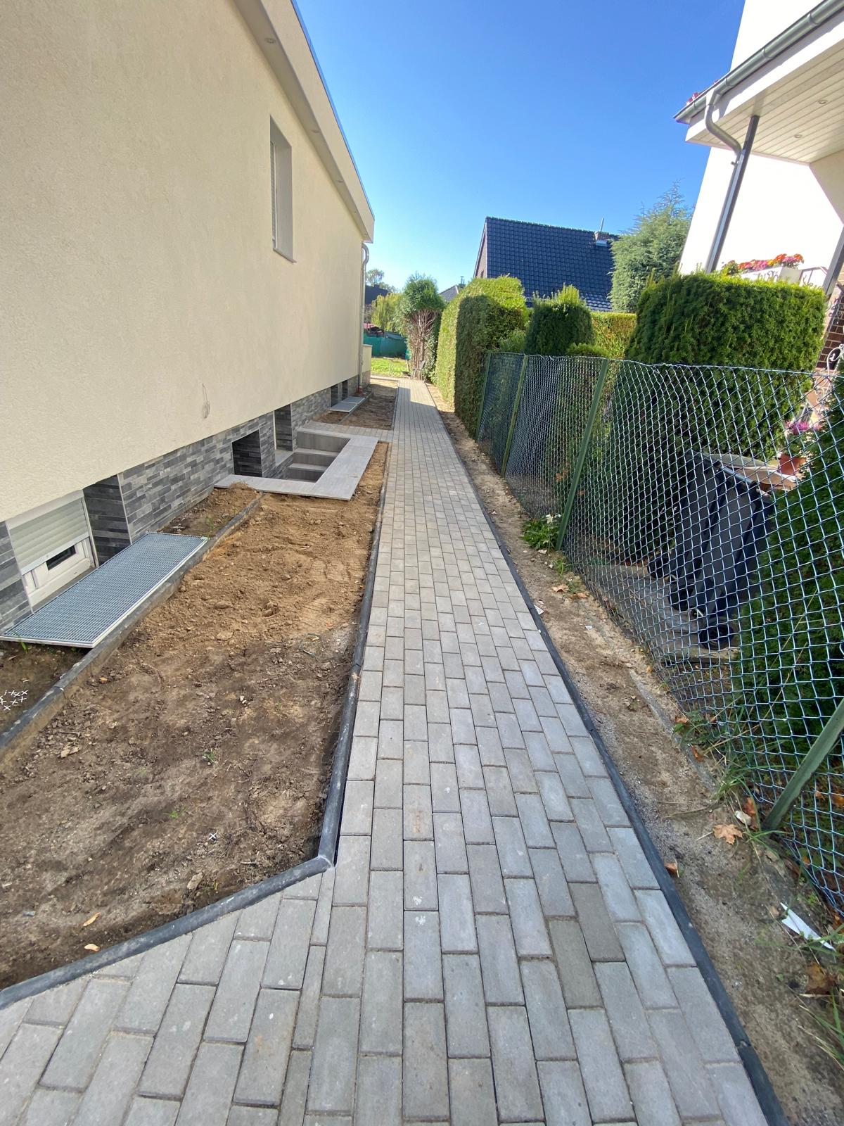 Gepflasterter Weg am Haus