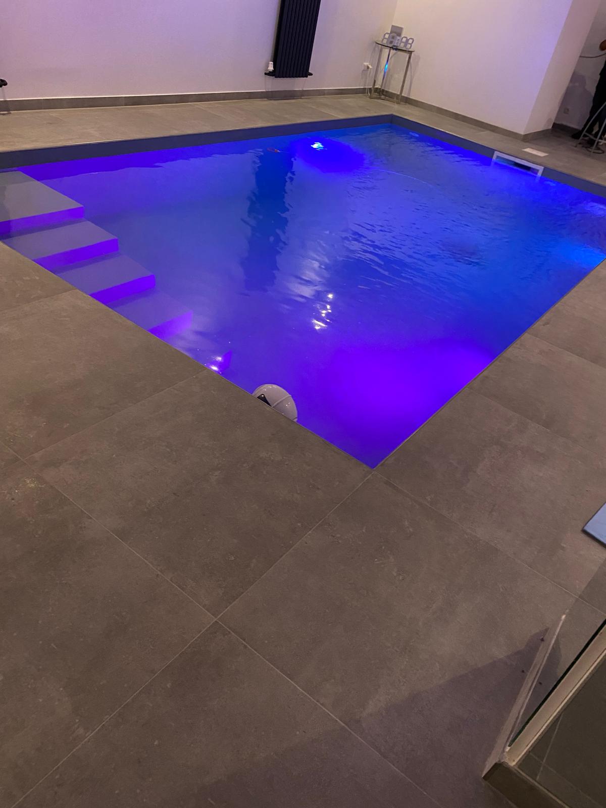 Fertiger Pool mit Licht