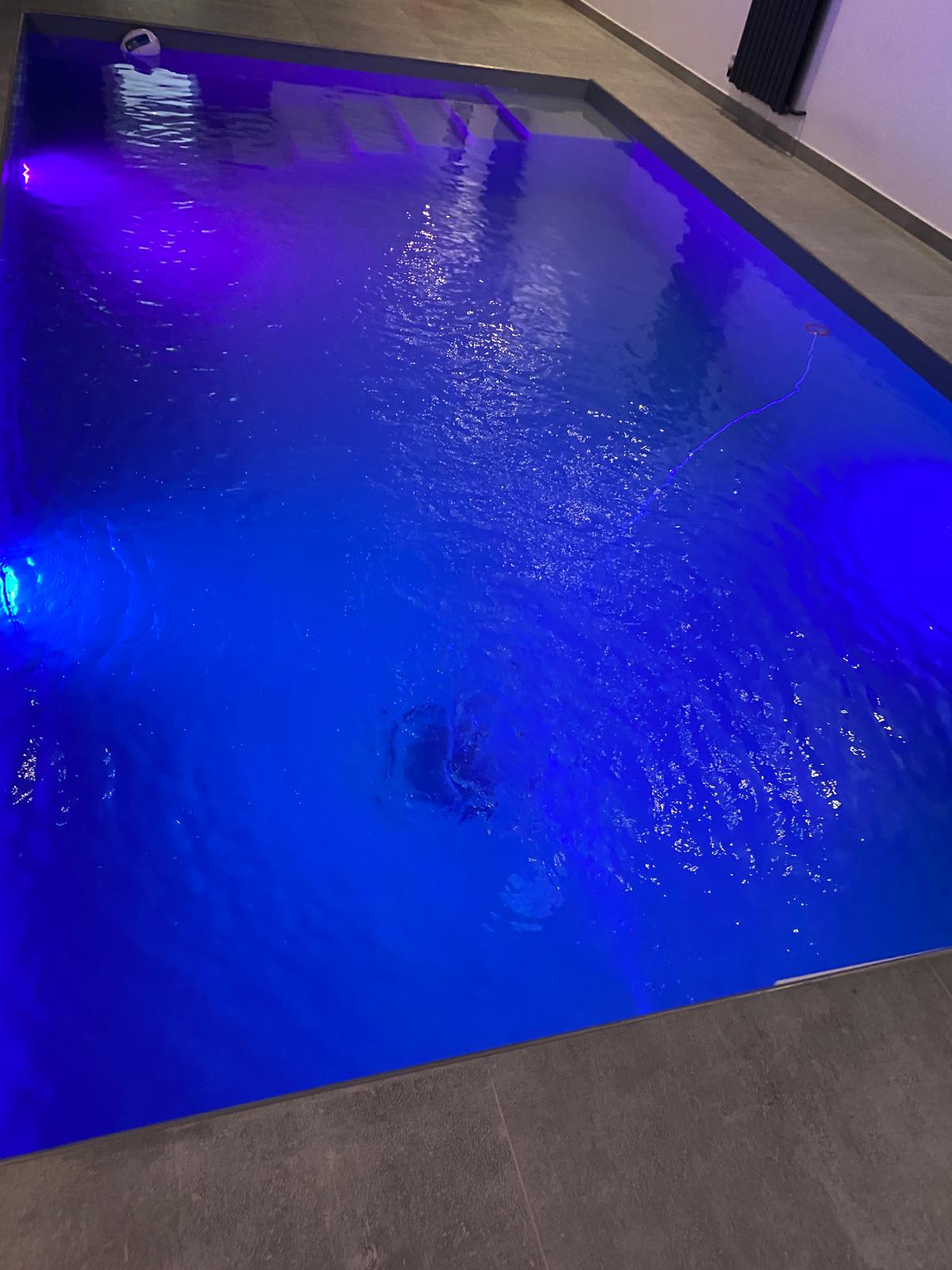 Fertiger Pool mit blauer Beleuchtung