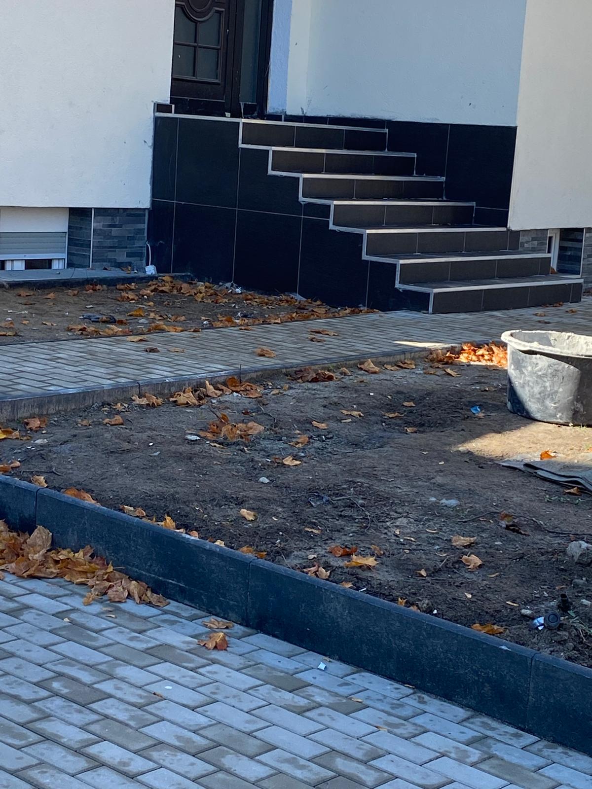 Pflasterfläche vor einem Haus
