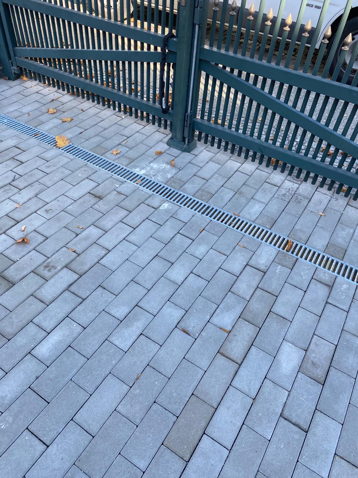 Gepflasterte Fläche vor einem Tor