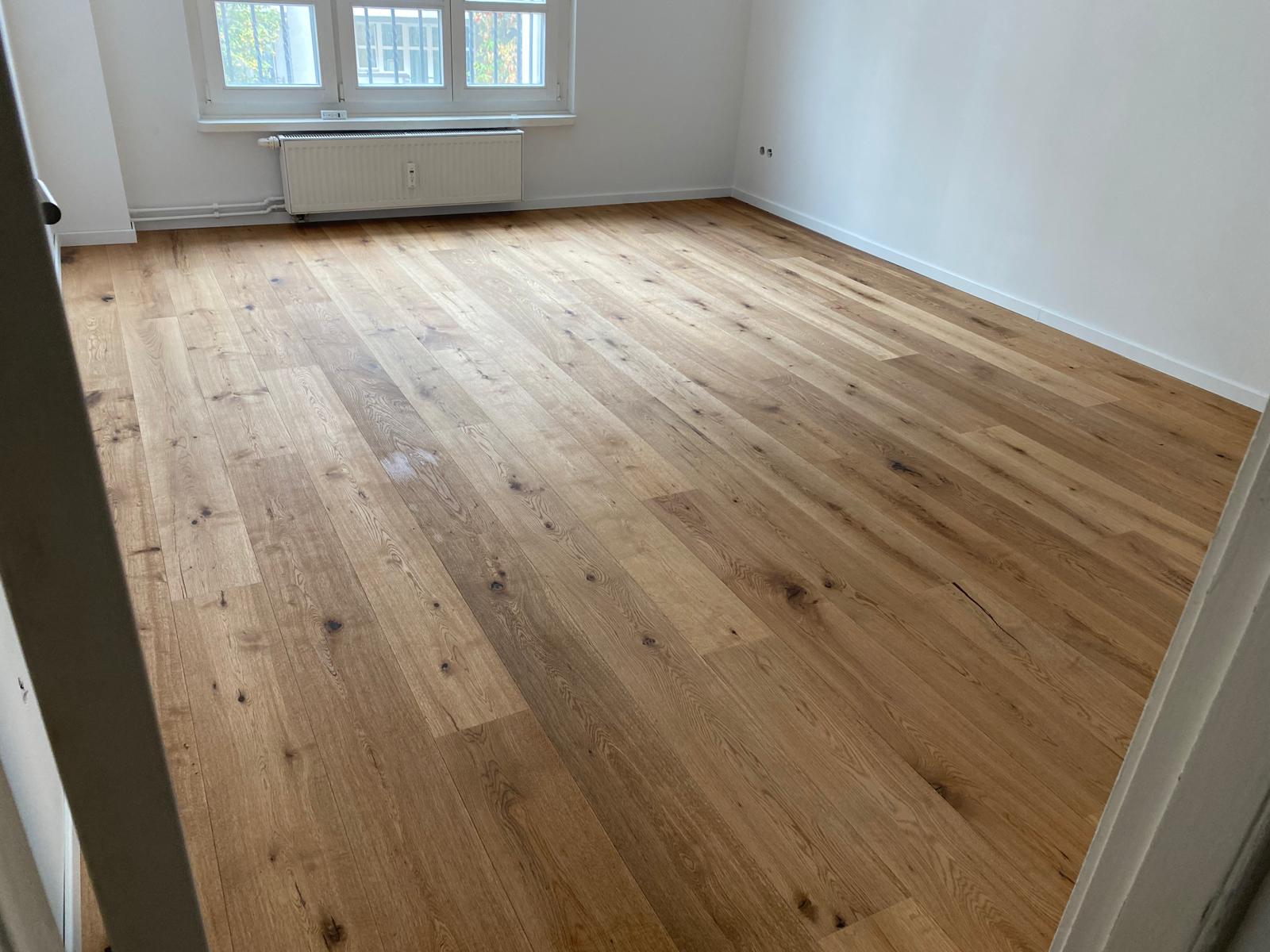 Heller Raum mit Holzfußboden