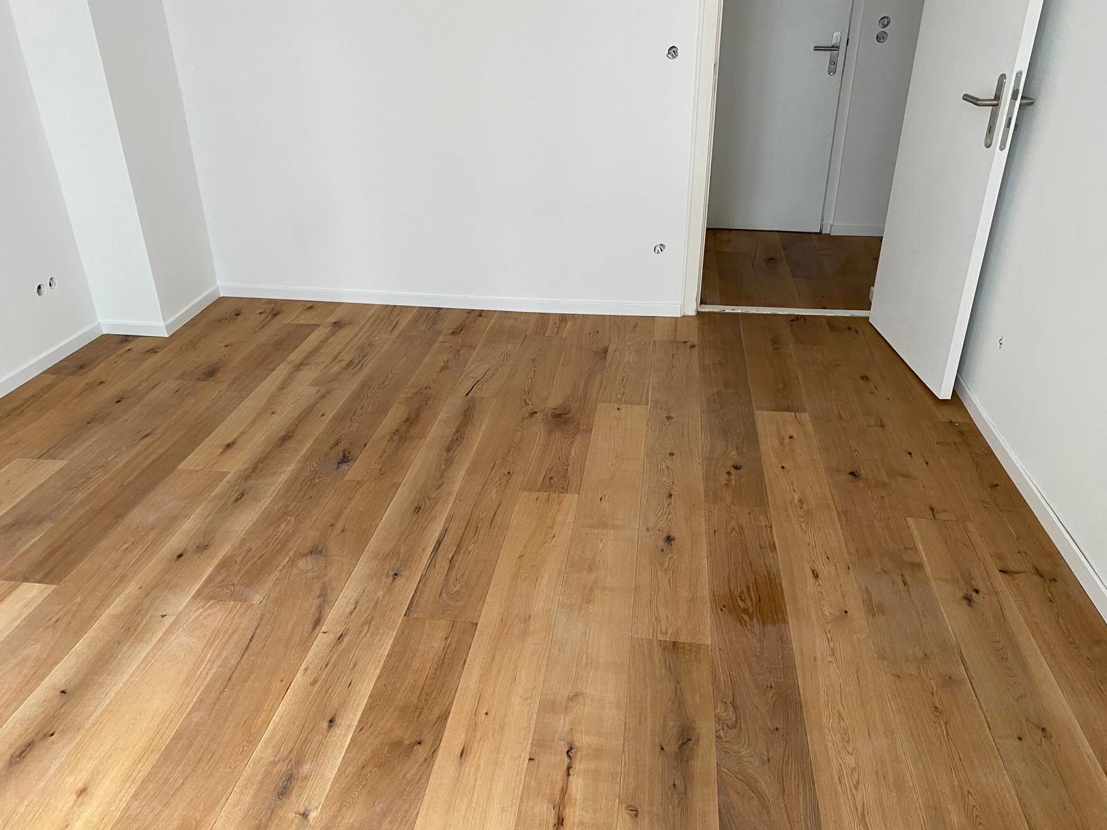 Fertig verlegter Holzboden im Innenraum