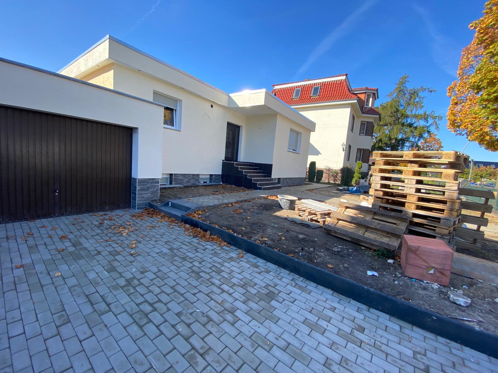 Große Pflasterfläche vor einem Haus
