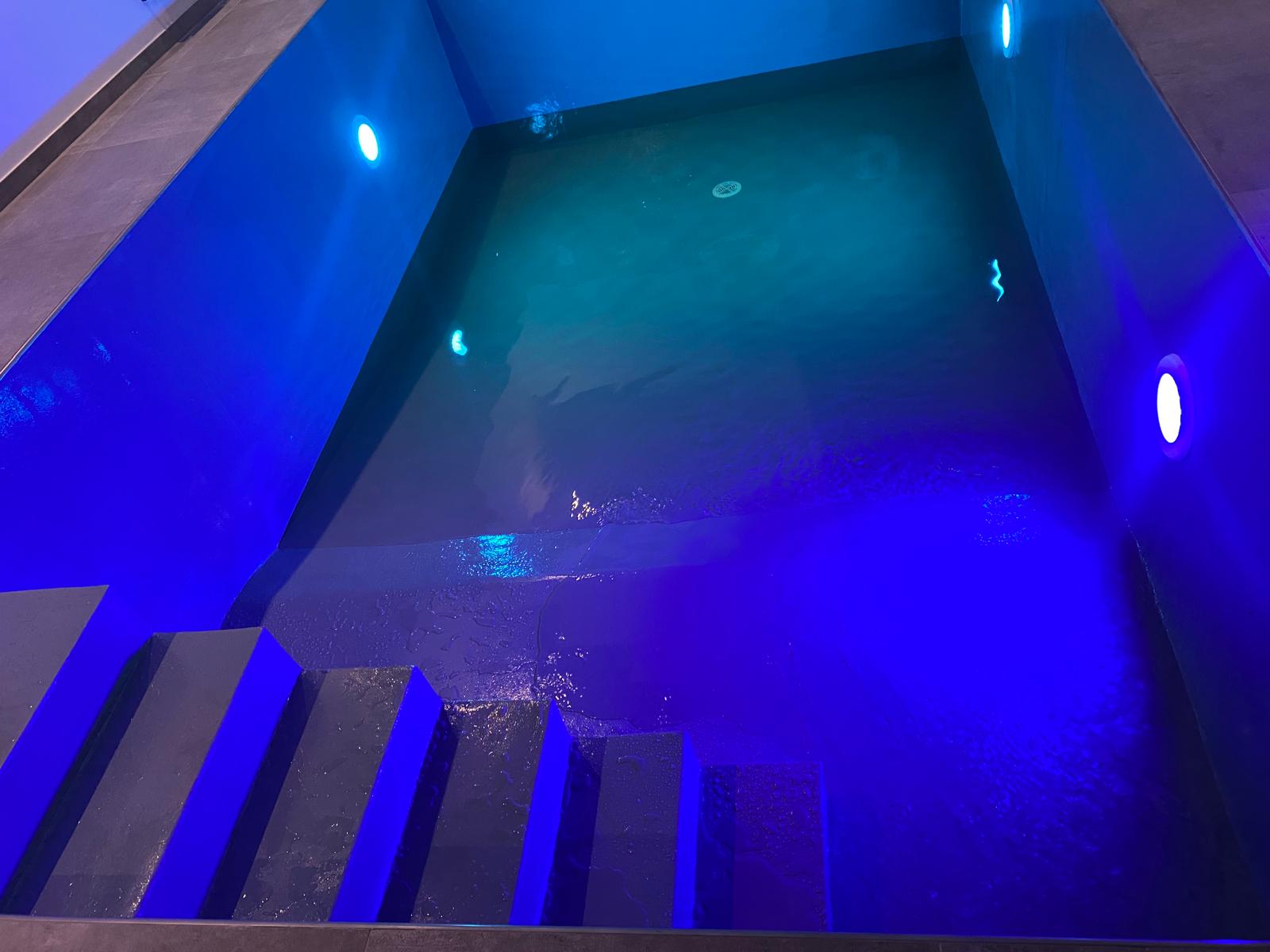 Pool mit blauer LED-Beleuchtung