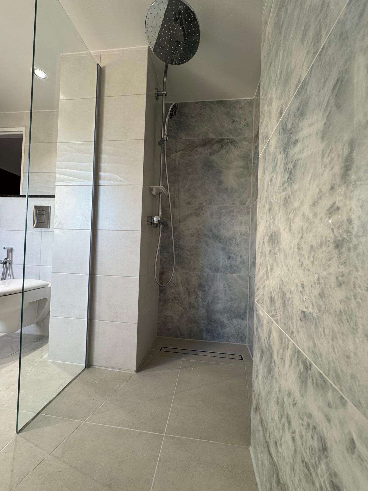 Modernes Bad mit grauer Dusche
