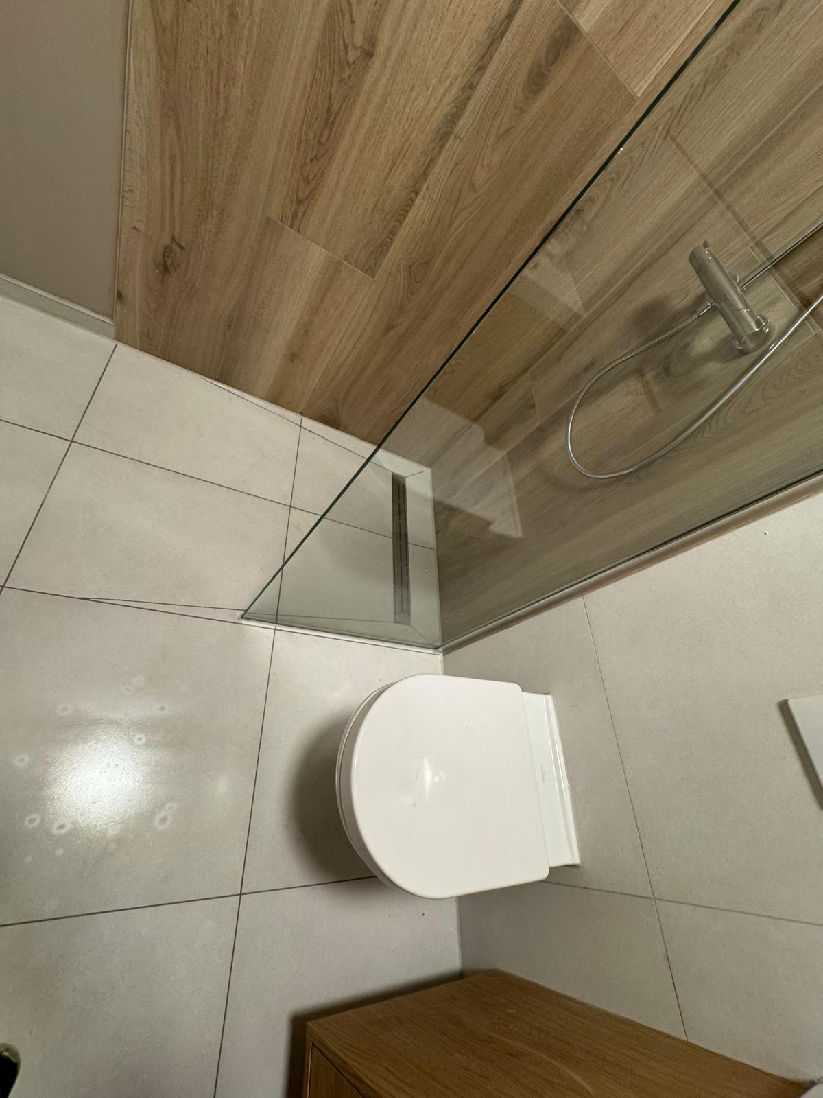 Bad mit Holzoptik und Sanitärbereich