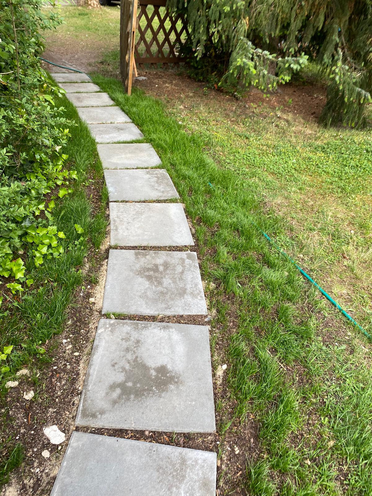 Steinweg im Garten
