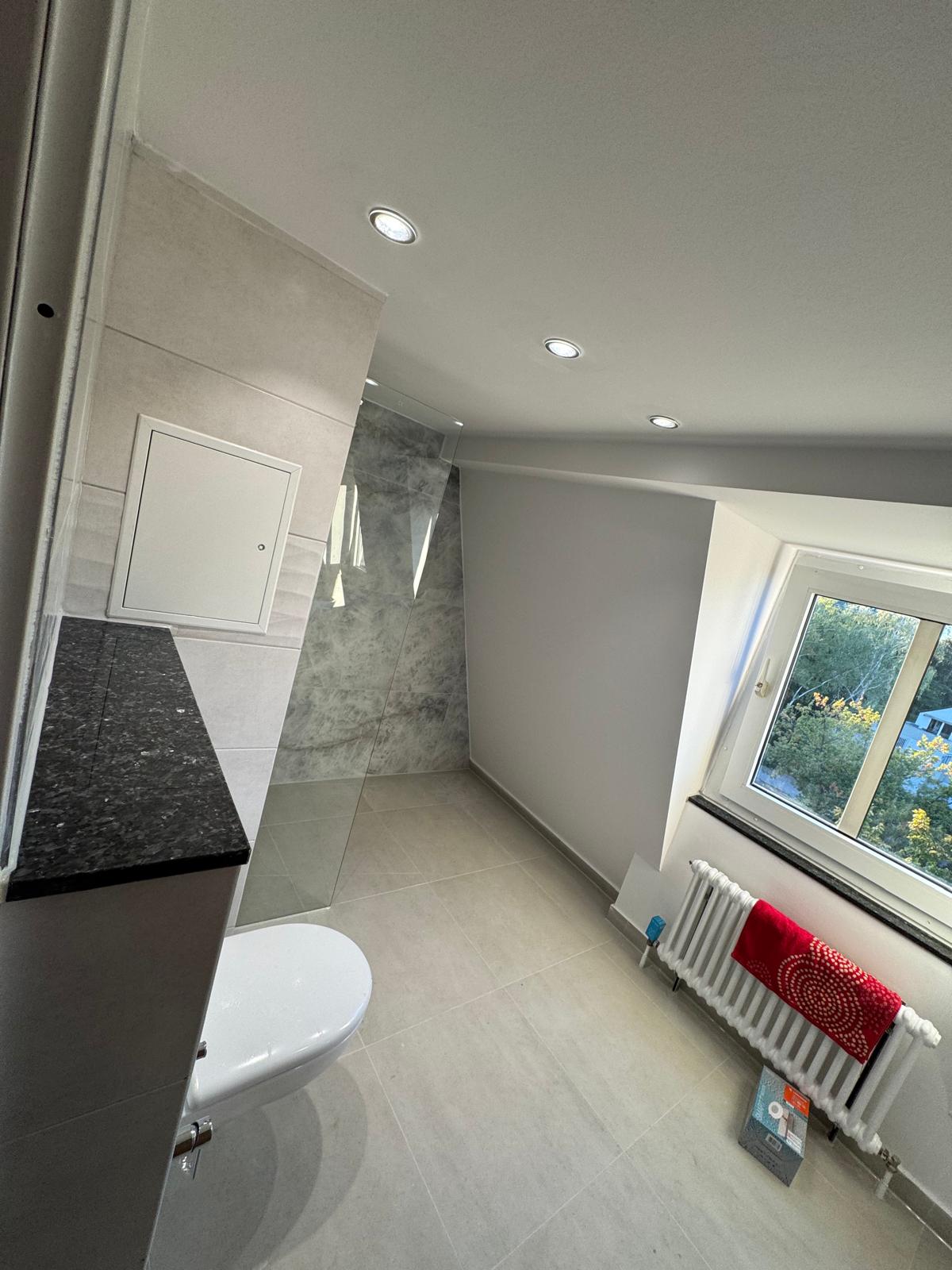 Helles Badezimmer mit Fliesen