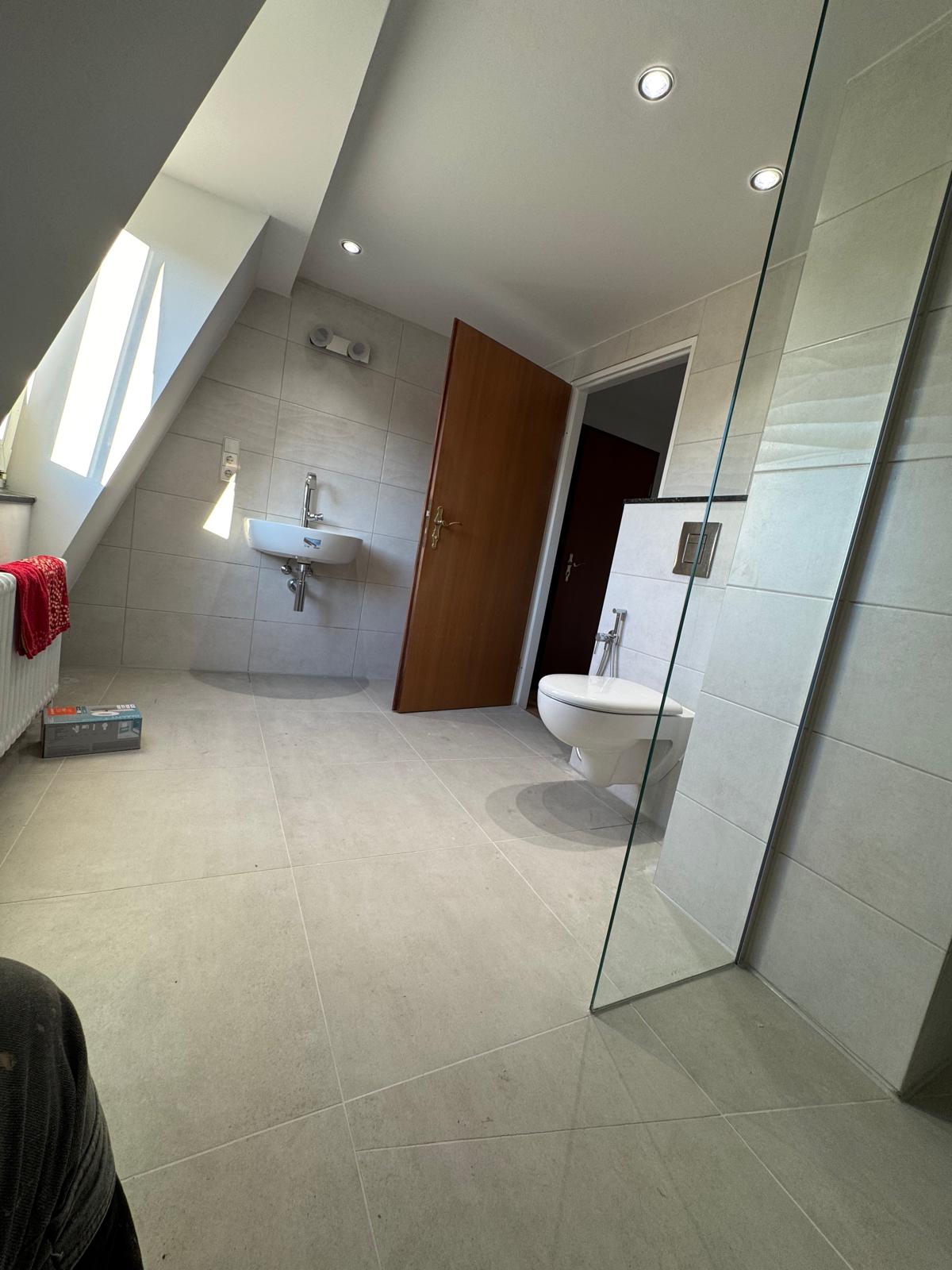 Modernisiertes Badezimmer mit Glasdusche