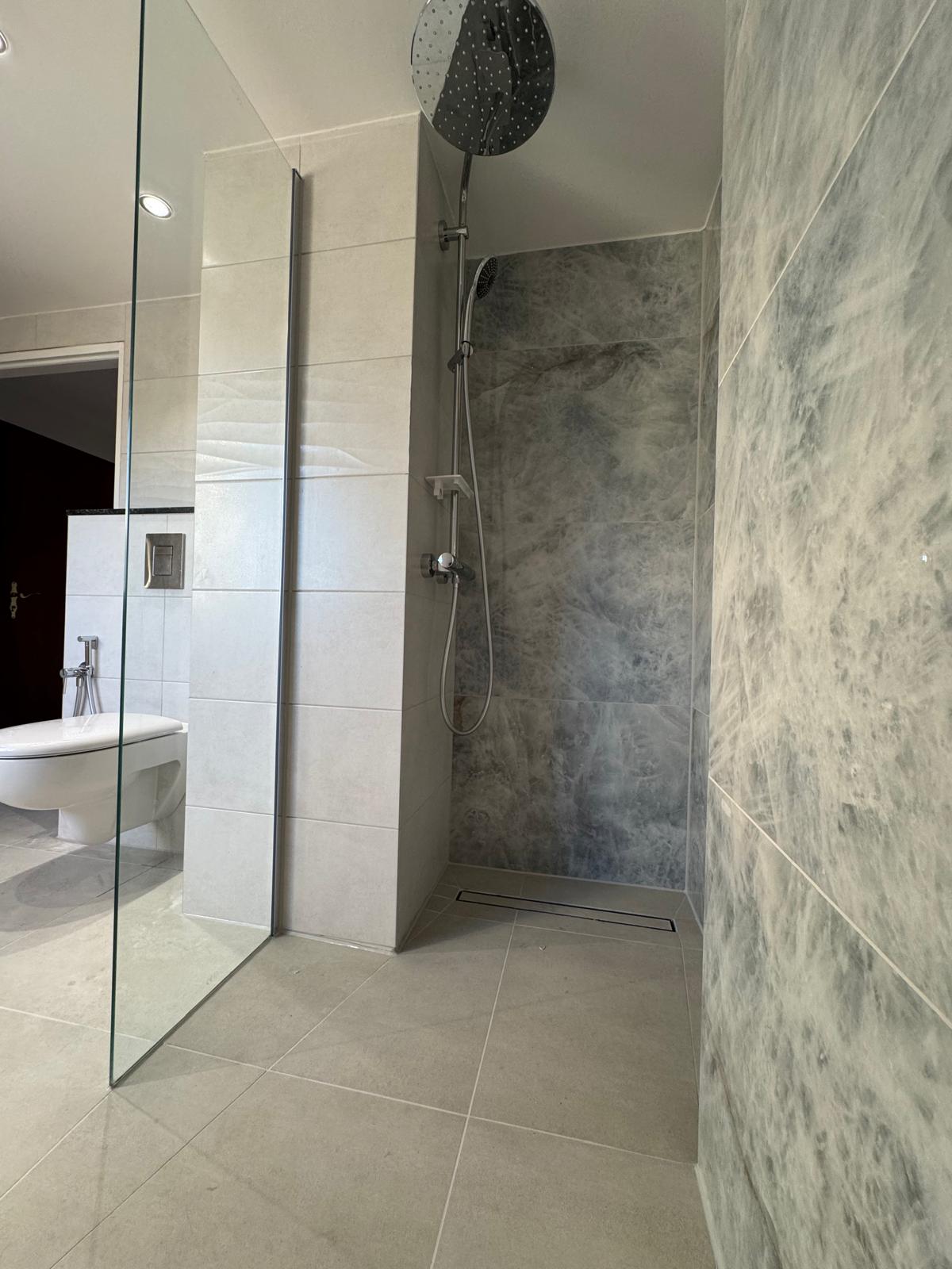 Dusche mit moderner Wandgestaltung