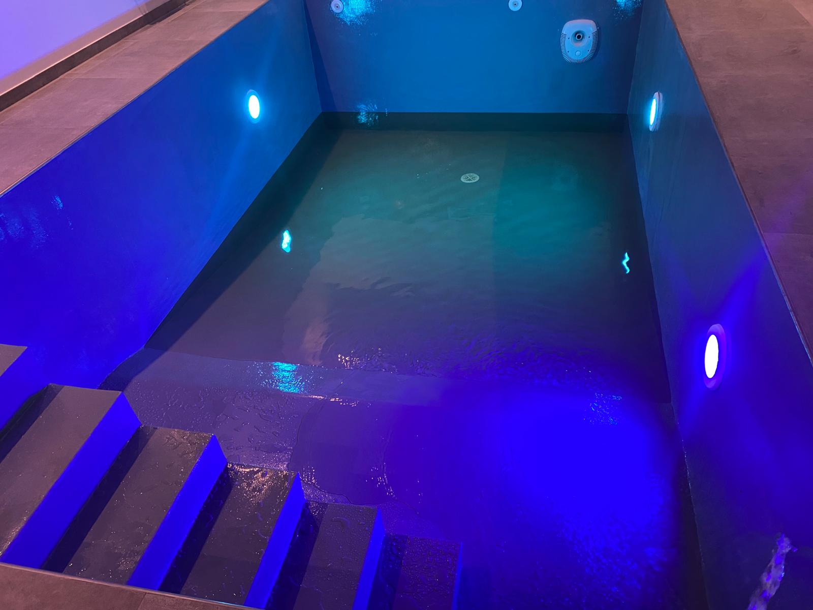 Poolbereich mit blauer Beleuchtung