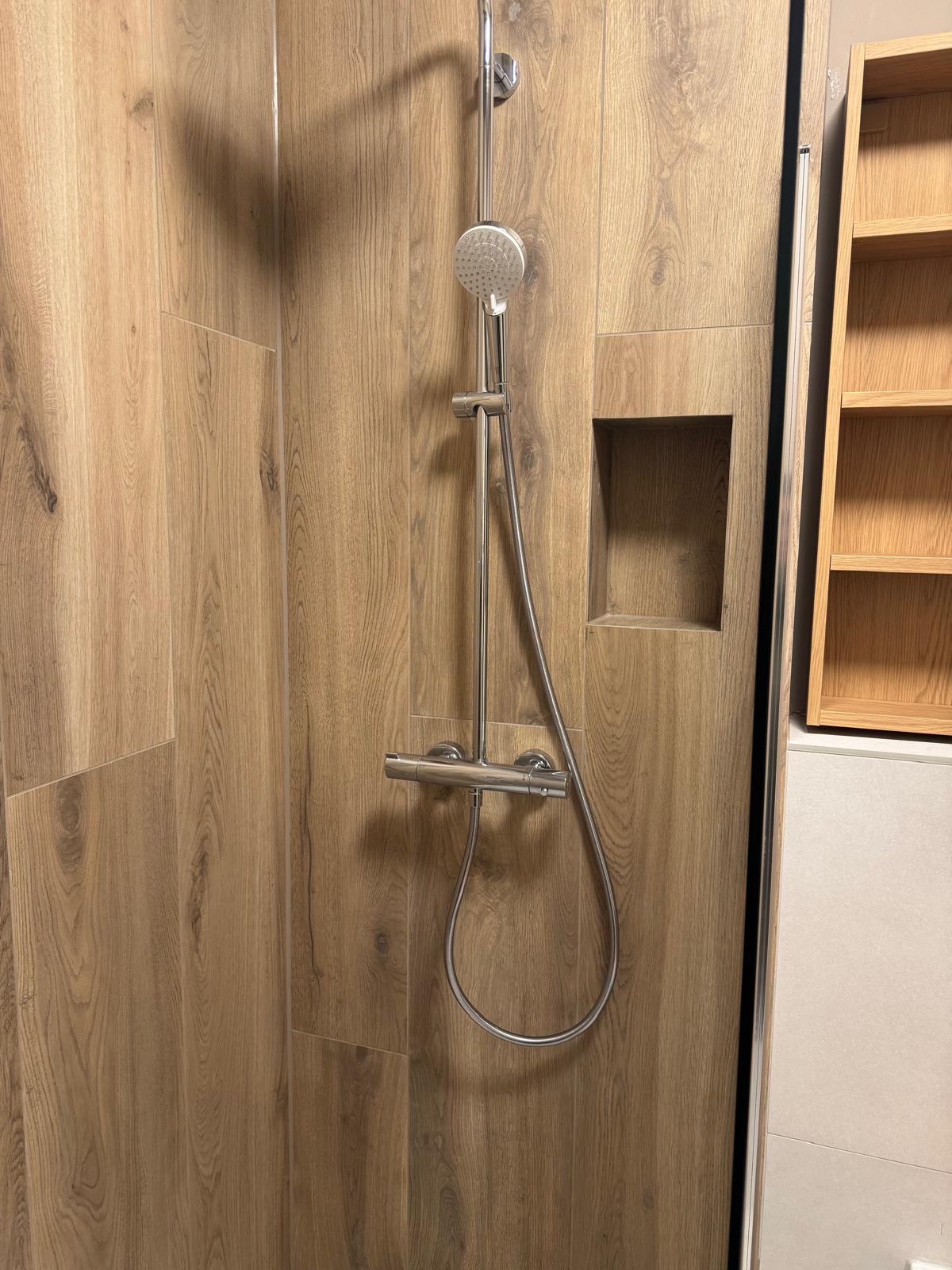 Dusche mit Holzoptik