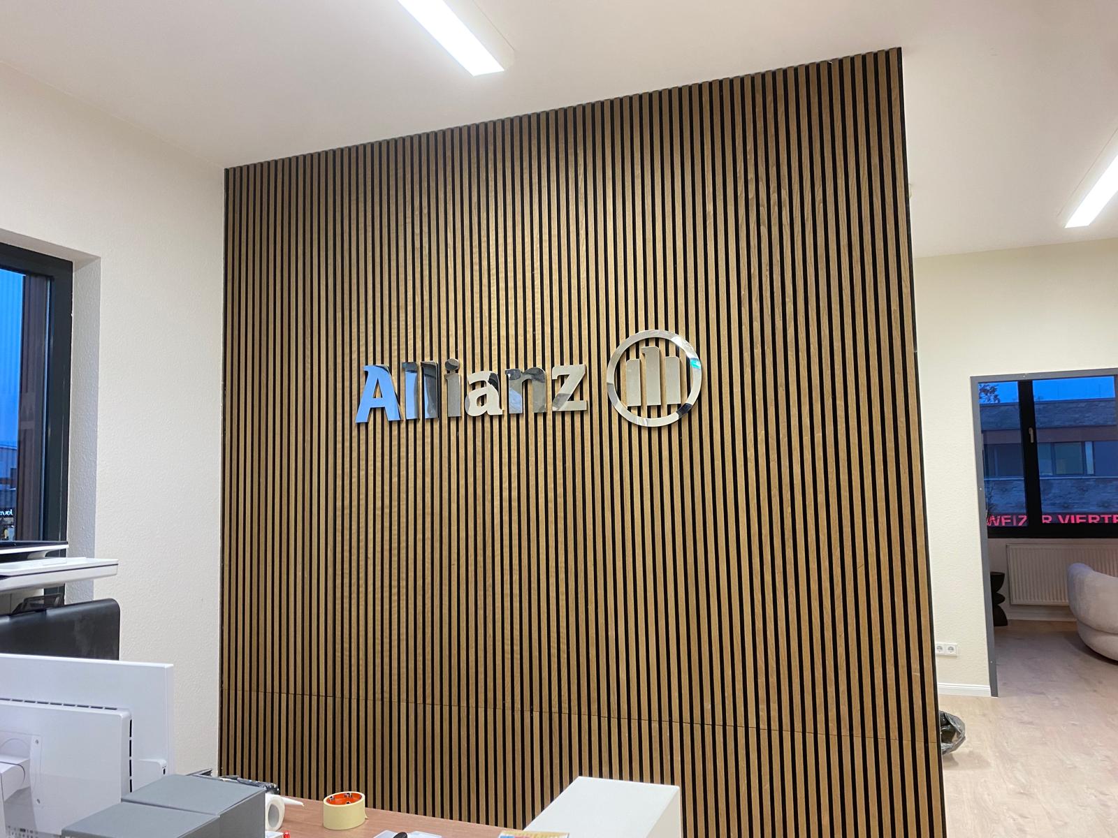 Moderne Designwand mit Holzlamellen