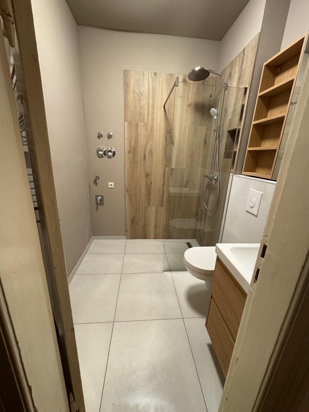 Modernes Badezimmer mit Dusche