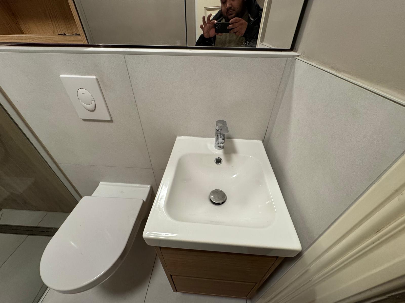 Bad mit WC und Waschbecken
