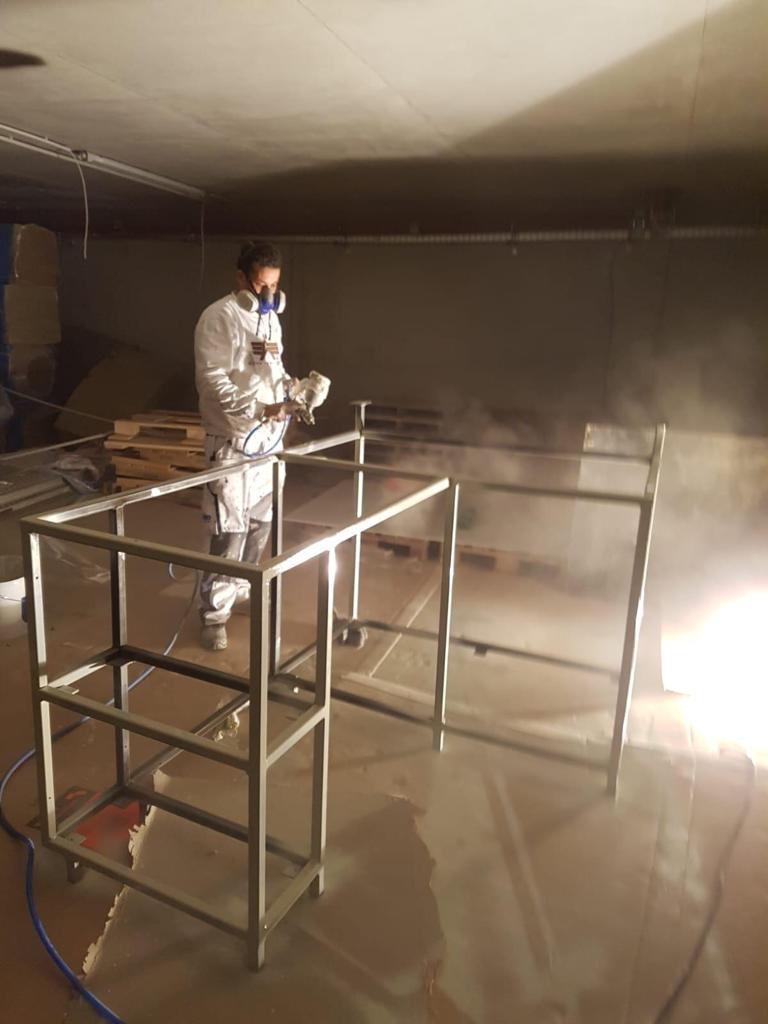Handwerker bei Malerarbeiten im Innenraum