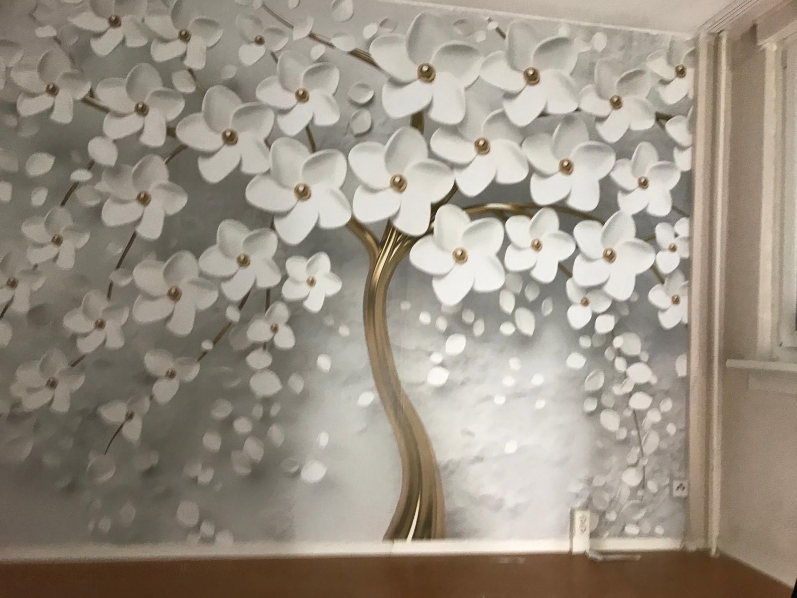 Dekorative Wandgestaltung mit Blumenmuster